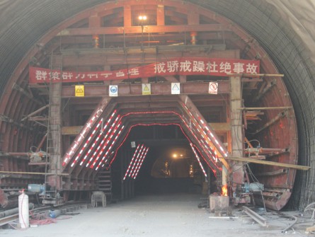 中鐵十六局青海共和河卡山隧道襯砌臺車